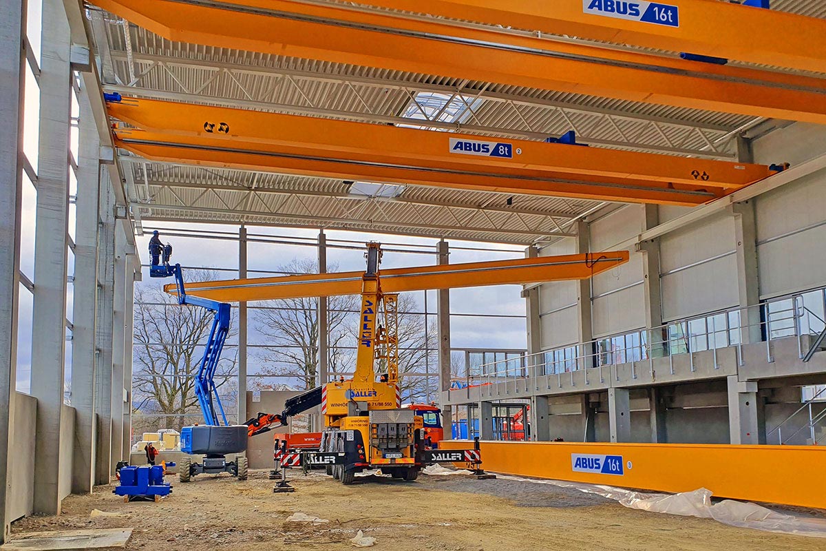 Tri nosača dizalica u zgradi laboratorija za akustiku jezgra su sofisticirane logistike i omogućuju paralelno postavljanje i  paralelno ispitivanje ispitnih uzoraka