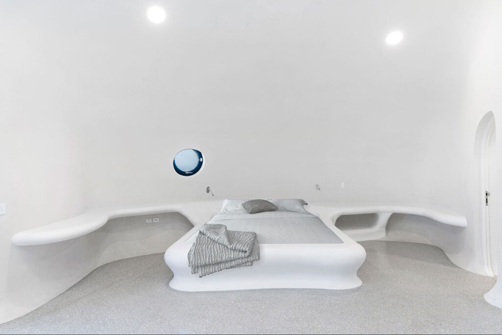 Corian® Solid Surface Antarctica u sjajnoj izvedbi za zaobljene površine s za oblaganje kreveta i polica