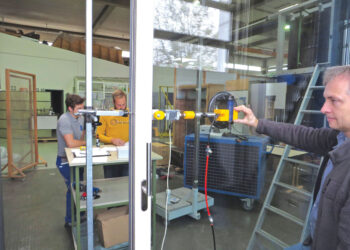 foto: Dodatni test prema NAFS-u (North American Fenestration Standard) je takozvani "deglazing test" za ispitivanje upotrebljivosti, npr. kliznih vrata. (Izvor: ift Rosenheim)