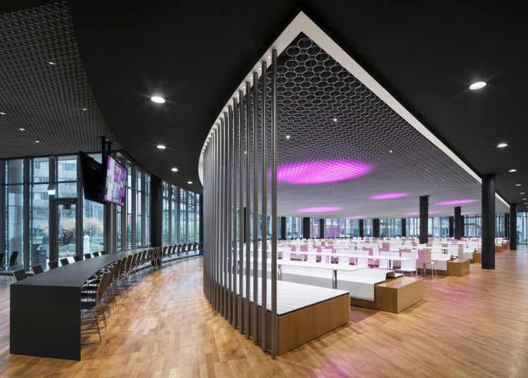 Kafeterija sedišta Telekoma u Bonu (Nemačka) modernizovana je tako da uključuje klupe sa zaštitnim omotom napravljenim od Corian® Solid Surface materijala.