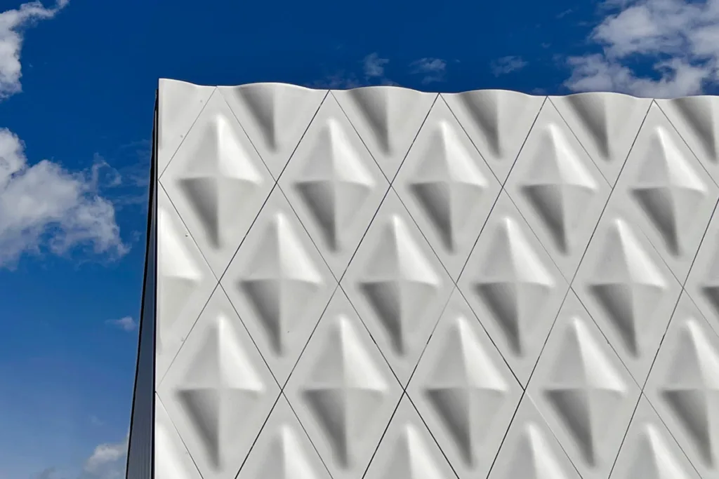 Sjedište Krause Designa u Naroku, Poljska. Fasada je izrađena od Corian® Exteriors vertikalnih ploča u obliku dijamanta; Dizajn i izrada Krauze Design. Fotografije Asia Krause, sva prava pridržana.