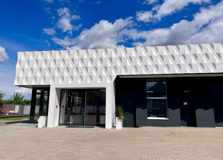 Sjedište tvrtke Krause Designa u Naroku, Poljska. Fasada je izrađena od panela Corian® Exteriors u obliku dijamanta, koje je dizajnirao i proizveo Krause Design; foto Asia Krause, sva prava pridržana.