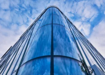 Staklena moderna zgrada