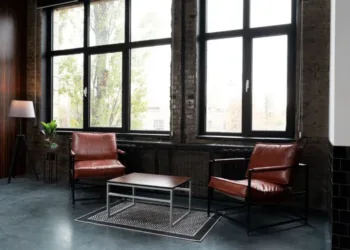 dvije fotelje za sjedenje uz prozor