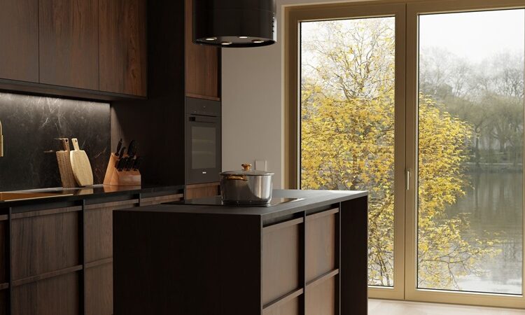 interijer kuhinje u smeđoj boji s velikim balkonskim vratima okrenutim prema vodenoj površini