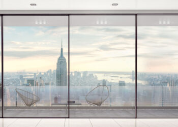 veliki stakleni prozori i pogled na vani