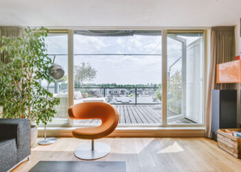 interijer dnevne sobe s velikim staklenim prozorom