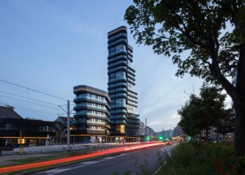 Kompleks Heldentoren na Heldenpleinu u Knokke-Heistu sastoji se od tri zgrade sa zajedničkom podzemnom garažom: gotovo 70 metara visok toranj, zgrada sa sedam katova i paviljon. / foto: Sarah Blee | © Neutelings Riedijk Architects