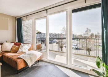 PVC prozorski profili u interijeru / foto: freepik.com