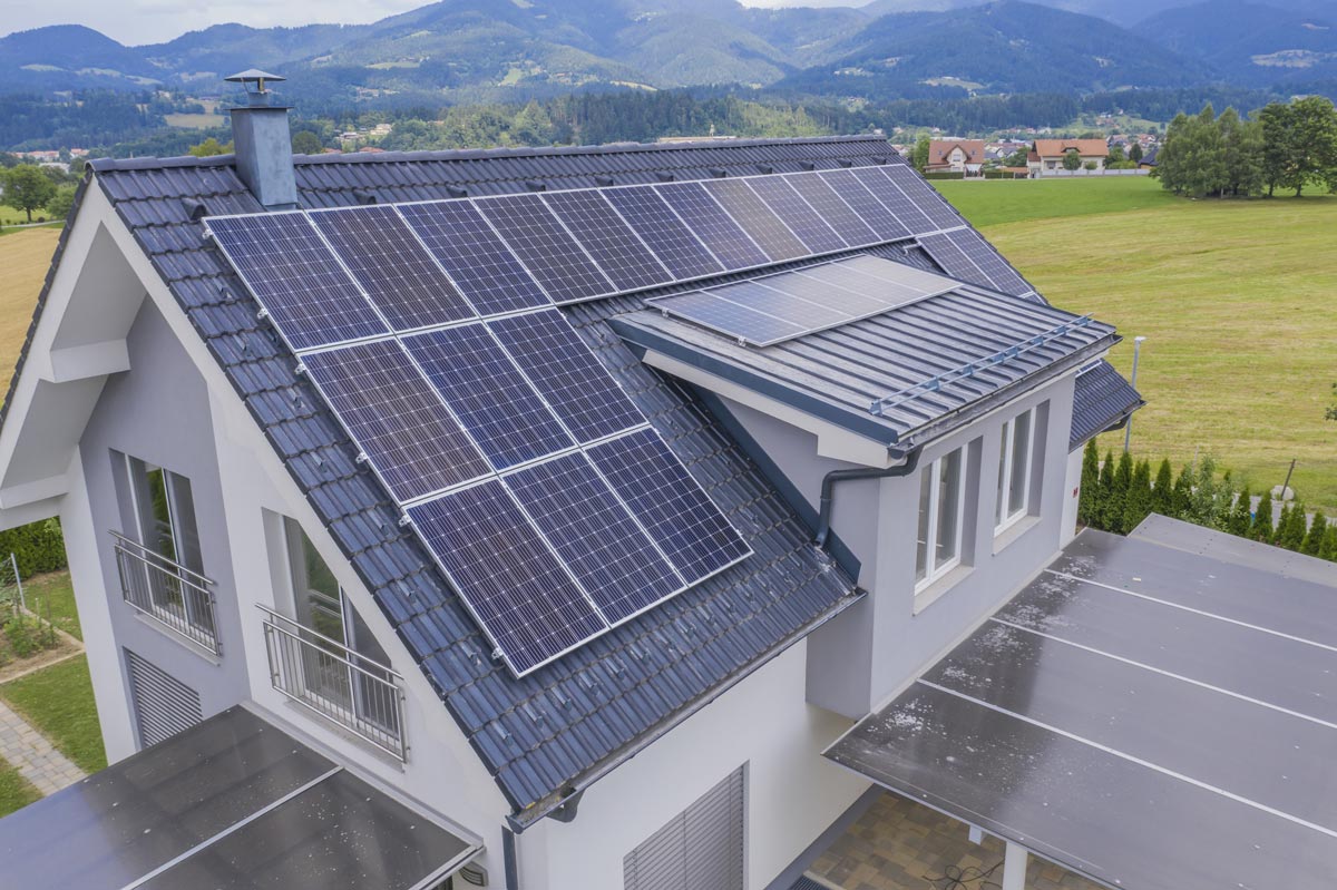 Solarni paneli na kući / foto: freepik.com