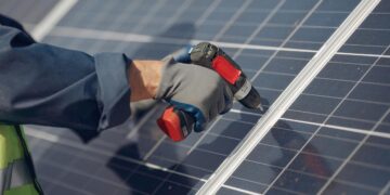 Ugradnja solarnih panela / foto: freepik.com