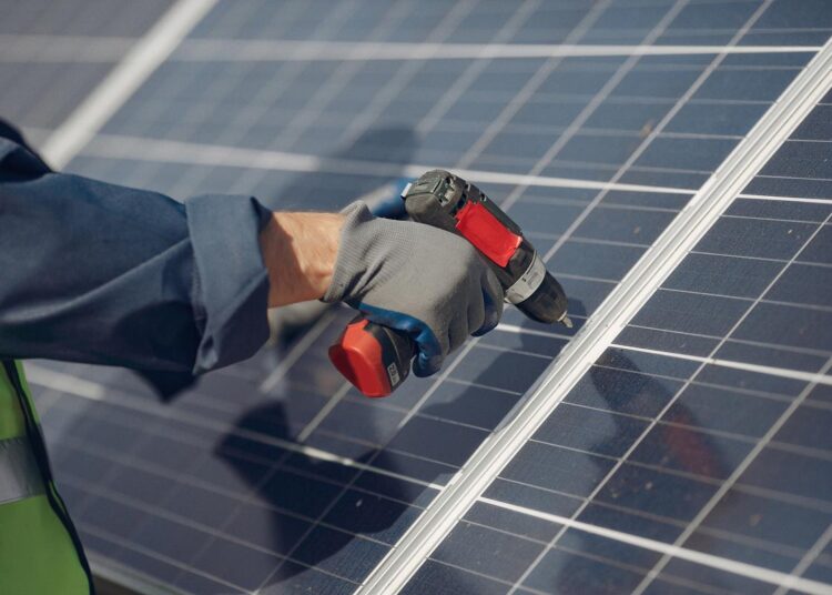 Ugradnja solarnih panela / foto: freepik.com
