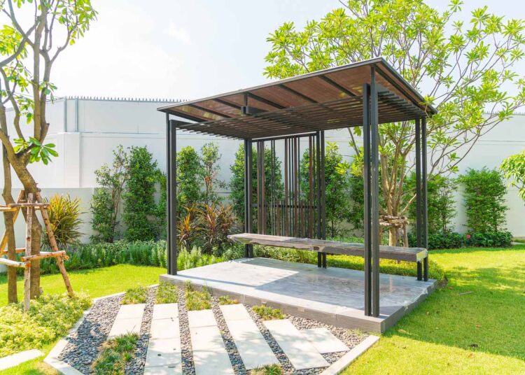 Pergola u dvorištu / foto: freepik.com