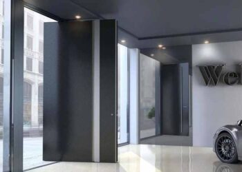 Pivot vrata u poslovnom prostoru / foto: Alumil