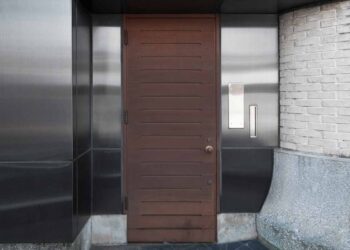 Protuprovalna vrata na stambenom objektu / photo: freepik.com