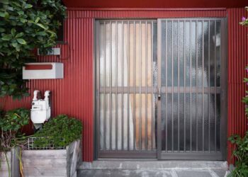 Staklena ulazna vrata / foto: freepik.com