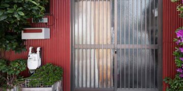 Staklena ulazna vrata / foto: freepik.com