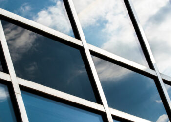 Fotokromatsko staklo na zgradi / foto: freepik.com