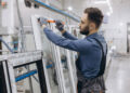 Radnik u industrijskom pogonu za prozore