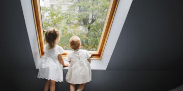 Djevojčice pored krovnog prozora u sobi / photo: freepik.com