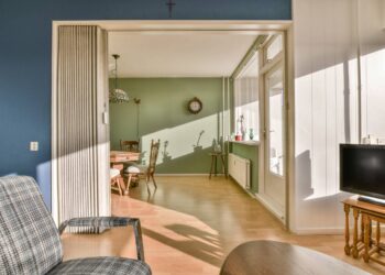 Harmonika vrata u interijeru dnevne sobe / photo: freepik.com