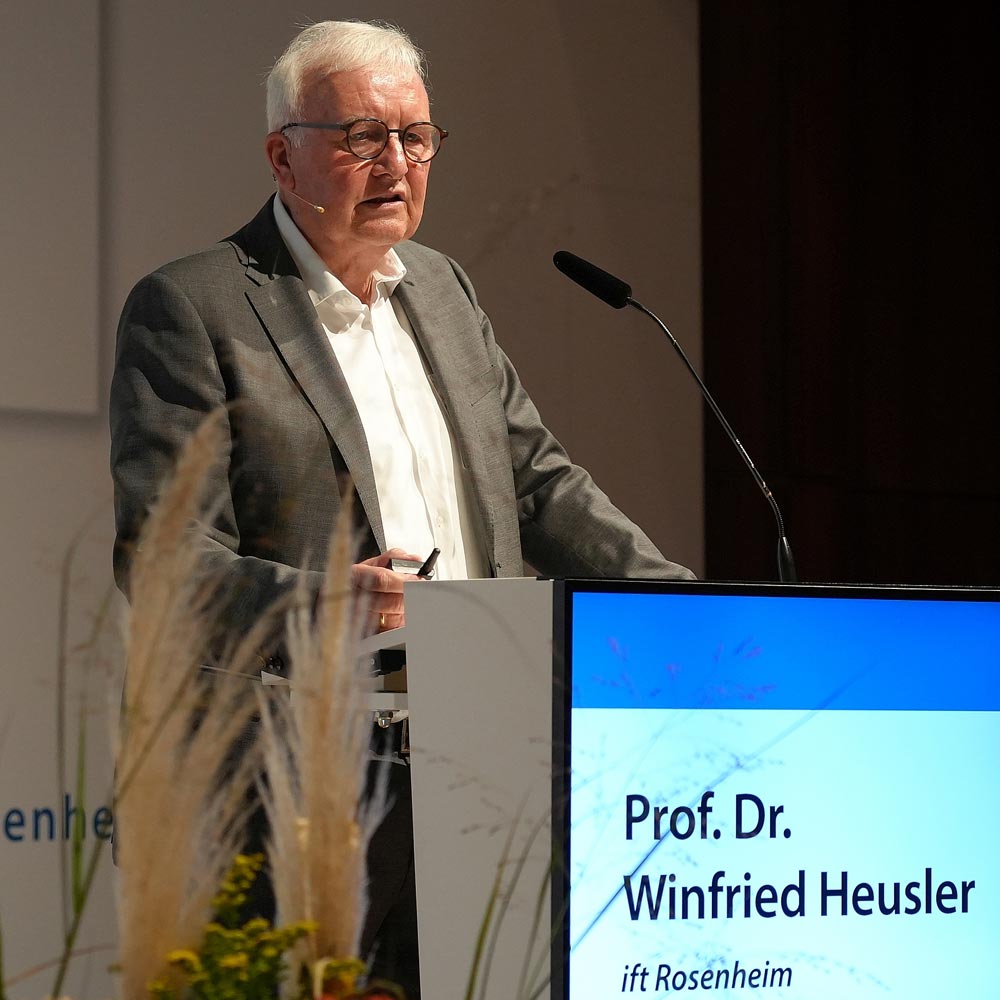 Prof. dr ing. Winfried Heusler, direktor instituta ift Rosenheim u svom je predavanju„Svijet u preokretu – posljedice za industriju prozora i fasada“ govorio u ozbiljnom tonu / foto: ift Rosenheim