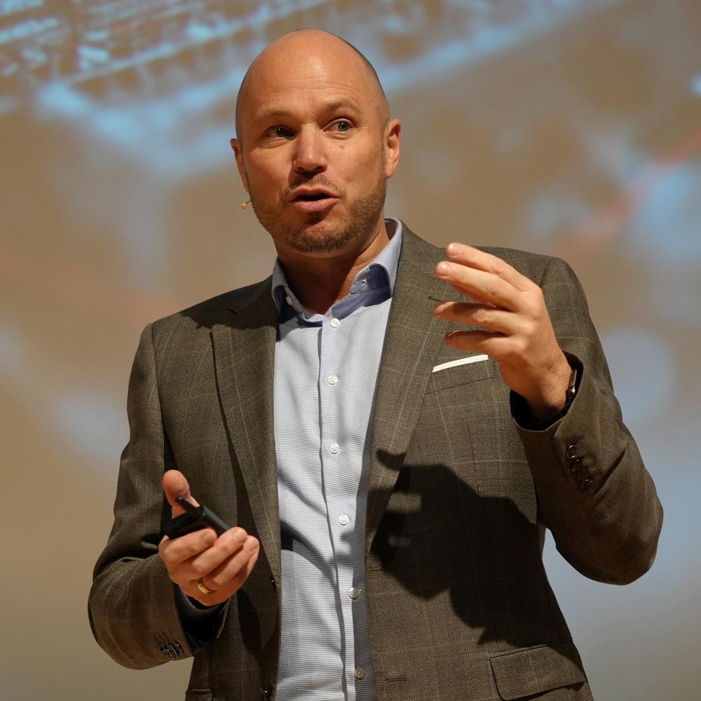 Roland Sitzberger (Porsche Consulting) tijekom svog predavanja „Novi lanac dodatne vrijednosti u građevinarstvu – tko vodi, tko slijedi, tko gubi!" / photo: ift Rosenheim