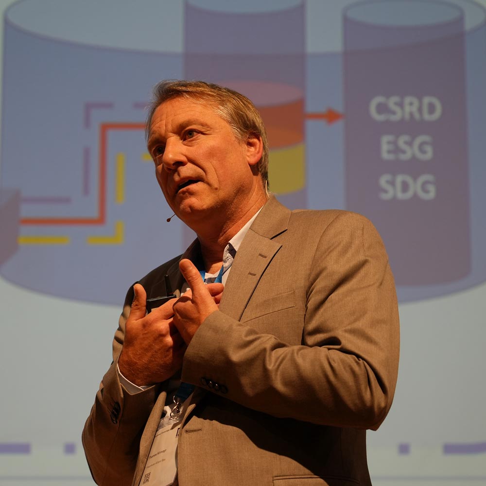 Thomas Kirmayr (Fraunhofer-Allianz Bau) stručno i s entuzijazmom je objasnio što znači pojam „digitalni građevinski ekosustav“ / foto: ift Rosenheim