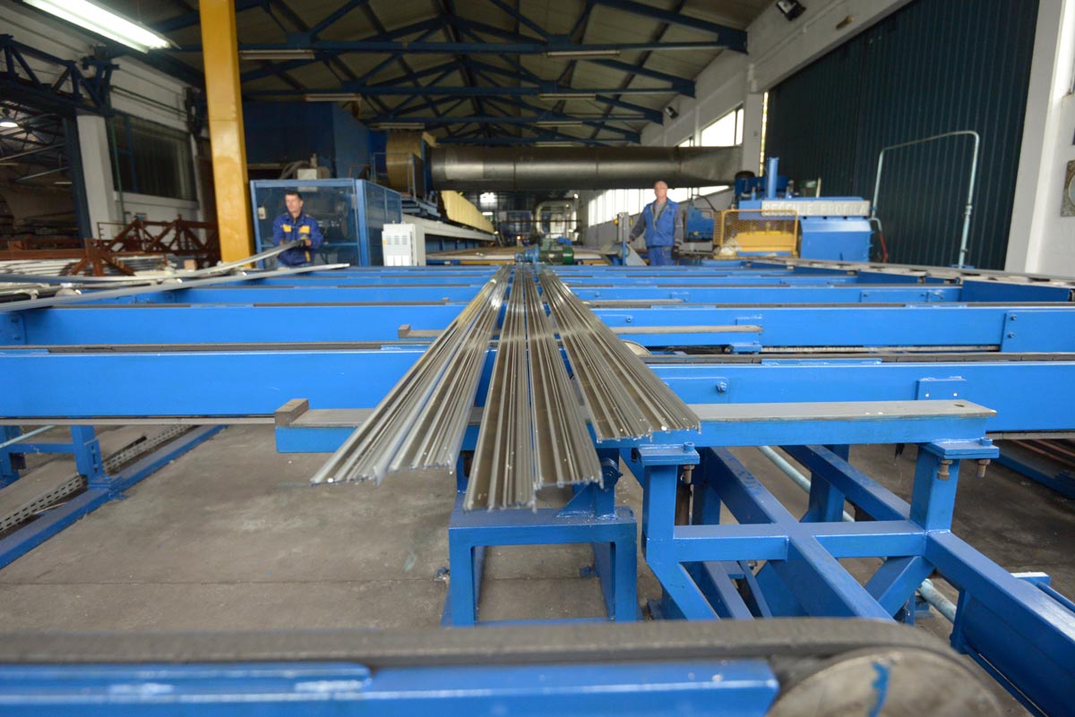 Ekstrudirani aluminijski profili u proizvodnoj hali / photo: Tehnomarket