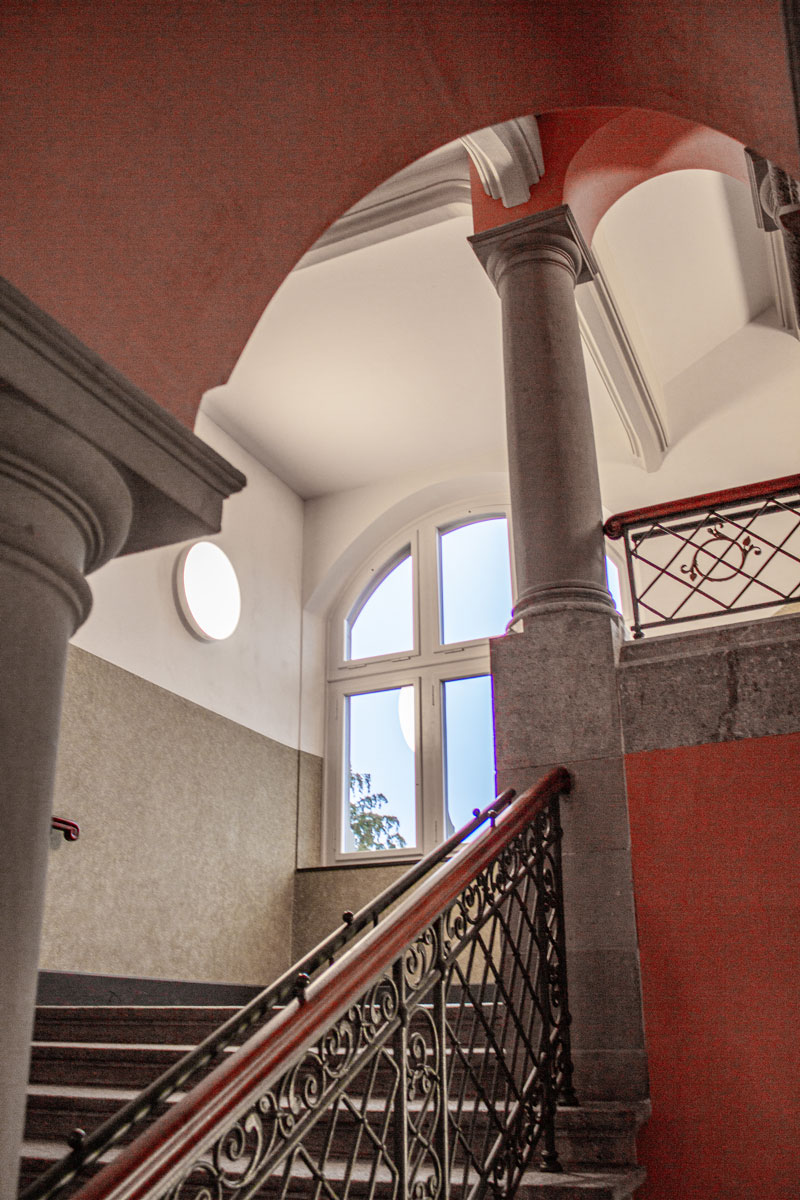 Primijenjeni elementi ostakljenja omogućuju prodor dnevnog svjetla duboko u hodnički prostor te stvaraju jasne, nenametljive prijelaze u zaštićenoj školskoj zgradi / photo: © Swisspacer