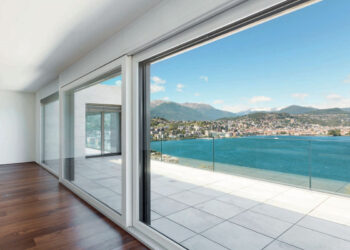 Podizno-klizni sustav u interijeru / photo: Aliplast