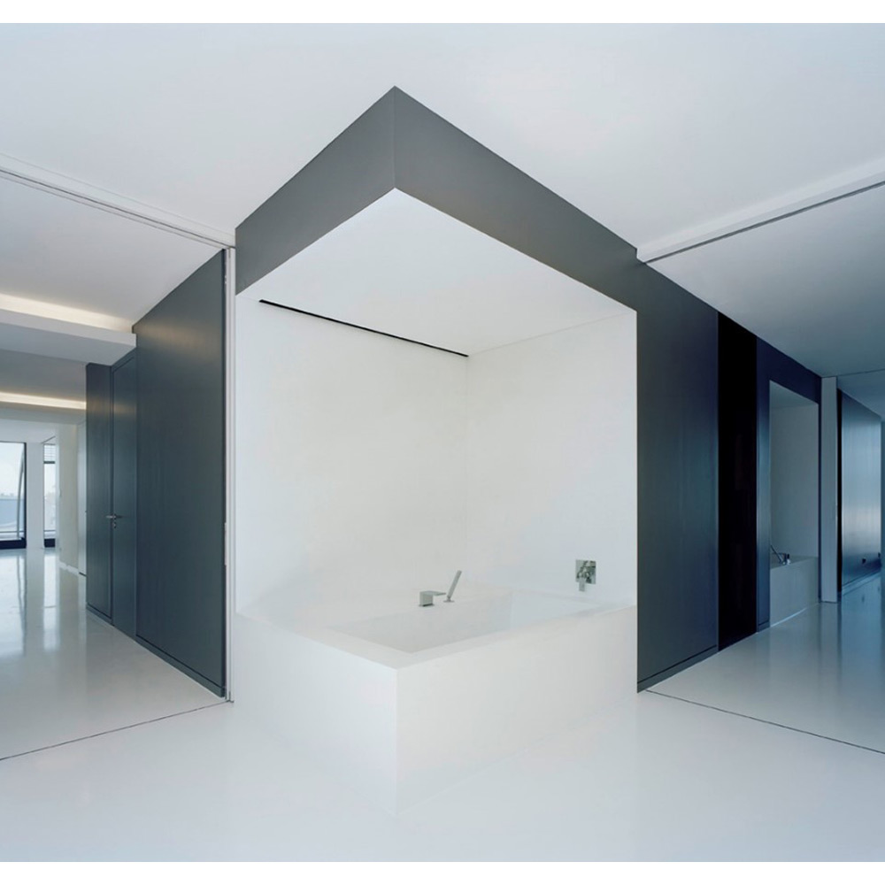 Svijetli prostori, bešavne završne obrade, postojanost boje i trajnost u ovim ekskluzivnim apartmanima u kompleksu Upper Eastside Berlin / projekt: Axthelm Architekten / izvedba: HASENKOPF / foto: Klemens Ortmeyer Karen Massine, sva prava pridržana