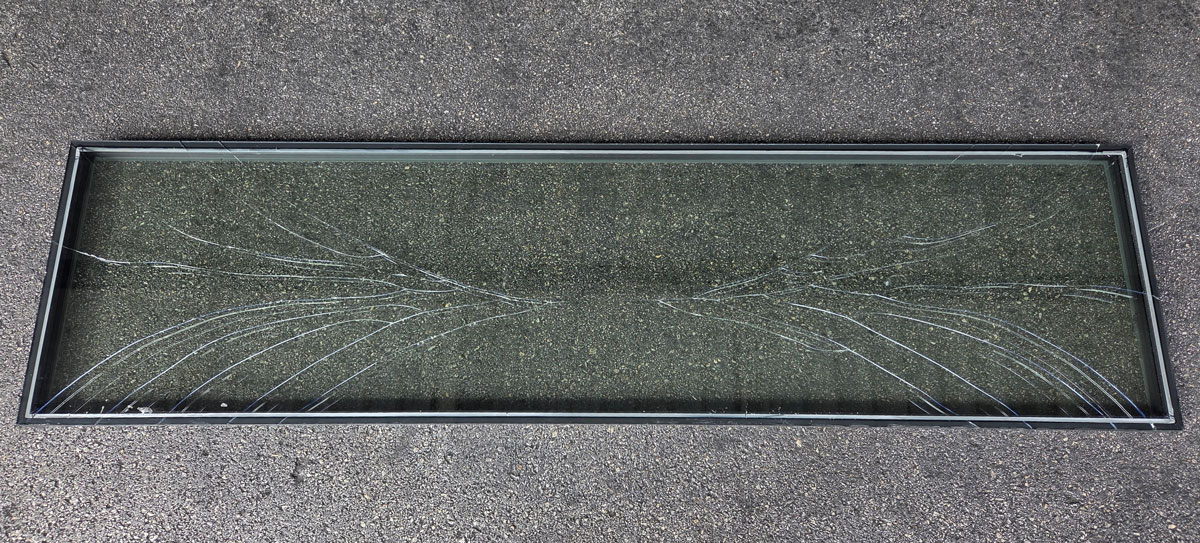 Slika 1 - Lom stakla zbog razlike tlakova unutar i izvan IZO jedinice / photo: Press Glass