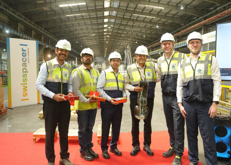 Svečano otvorenje nove lokacije u Indiji: direktor Swisspacera Matthias Bach simbolično uručuje lokalnom timu kravlje zvono kao znak švicarskih korijena i međunarodne blizine tržištu / photo: ©Swisspacer