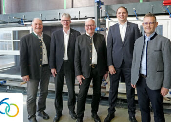 Uprava i tri voditelja instituta u posljednjih 20 godina zajedno sa zaposlenicima razvili su ift Rosenheim u međunarodno priznatu instituciju (slijeva nadesno: prof. Ulrich Sieberath, prof. Jörn Peter Lass, prof. dr ing. Winfried Heusler, Michael Breckl-Stock, dr Jochen Peichl) / photo: ift Rosenheim