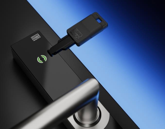 Kvake s dugom pločom (backplate) u sustavu blueEvo pogodne su i za projekte temeljene na identifikacijskim karticama / photo: Winkhaus