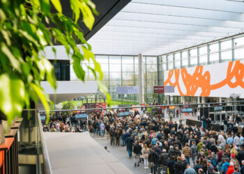 Posjetitelji na ulazu u FENSTERBAU FRONTALE & HOLZ-HANDWERK 2026 / photo: NürnbergMesse / Heiko Stahl