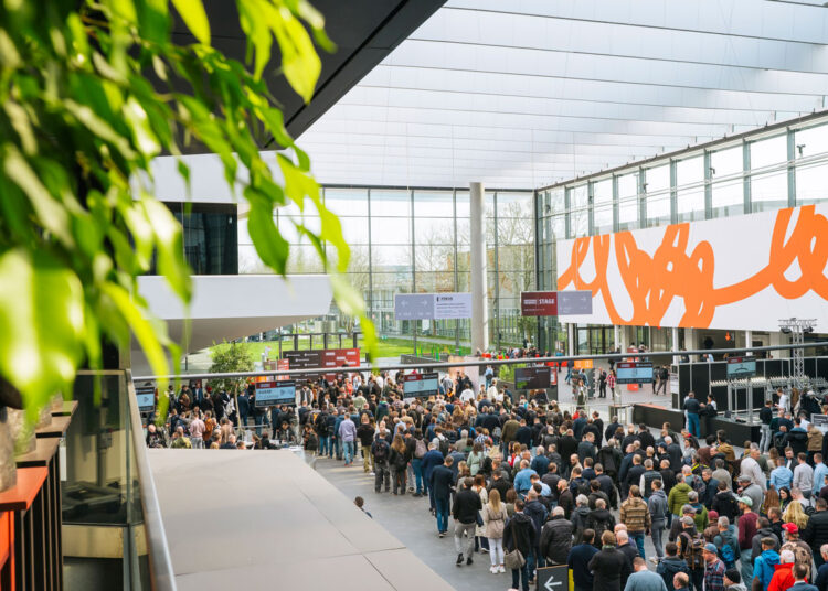 Posjetitelji na ulazu u FENSTERBAU FRONTALE & HOLZ-HANDWERK 2026 / photo: NürnbergMesse / Heiko Stahl