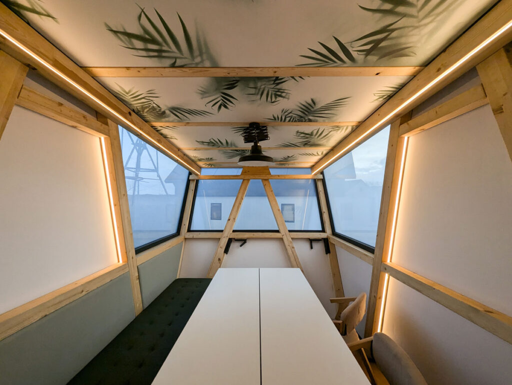 Vidljivo inženjersko postignuće: Dijagonalna nosiva konstrukcija zamjenjuje klasične zidne elemente te osigurava stabilnost uz minimalnu težinu / foto: TechTinyHouse