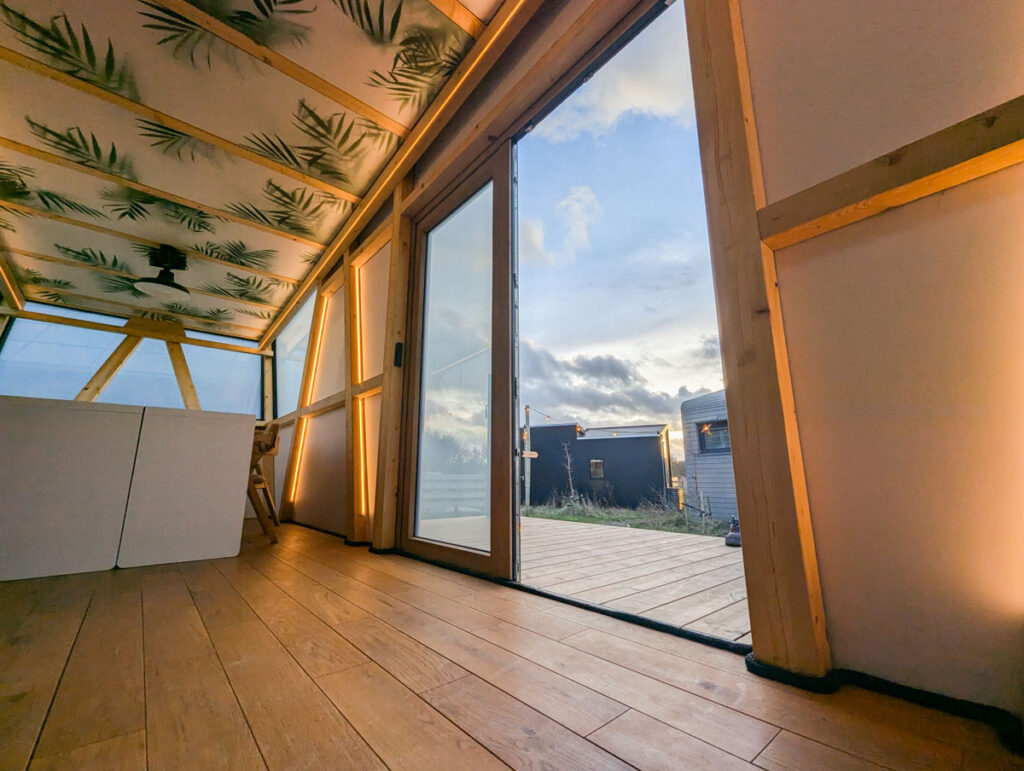 Kvaliteta koja putuje s vama: Swisspacer Air osigurava pouzdano izjednačavanje tlaka u međuprostoru između stakala, čak i pri čestim promjenama lokacije i nadmorske visine / foto: TechTinyHouse