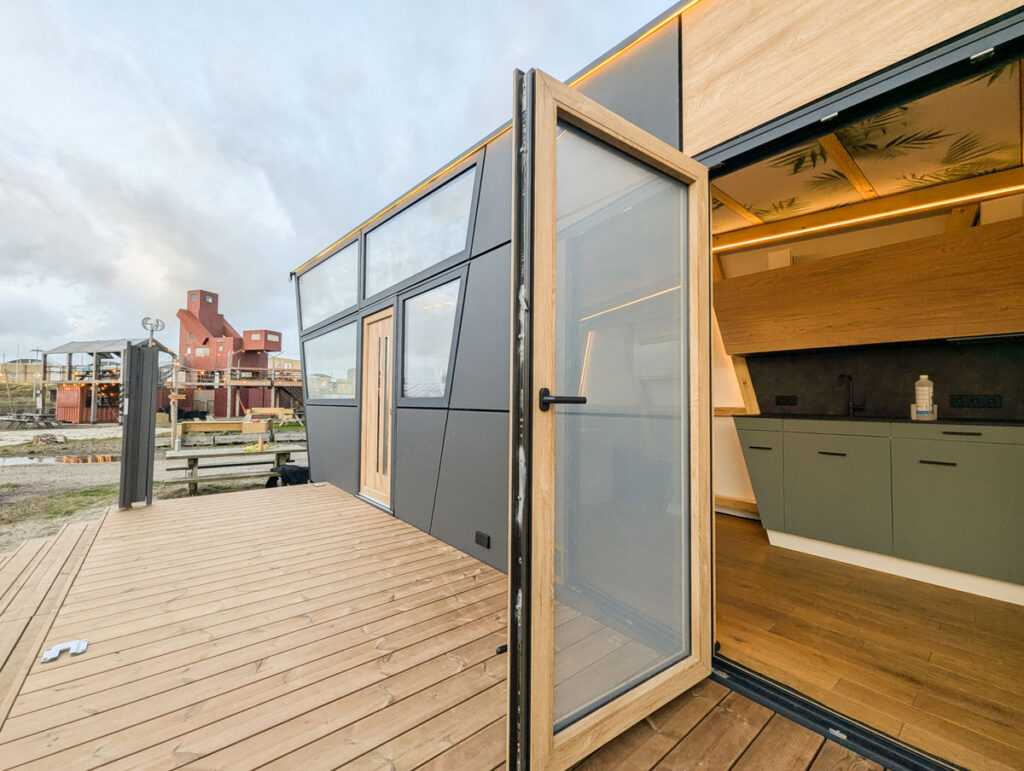Velike staklene površine u laganoj konstrukciji: Projektno rješenje omogućuje visok udio ostakljenja bez ugrožavanja konstrukcijske stabilnosti / foto: TechTinyHouse