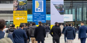R+T 2027 vodeći svjetski sajam roleta, vrata i industrijskih vrata te sustava zaštite od sunca, poziva tvrtke iz cijeloga svijeta da dođu u Stuttgart i predstave svoja najnovija rješenja međunarodnoj stručnoj publici koju čine projektanti, specijalizirani trgovci i stručni izvođači / foto: Frank Eppler / Messe Stuttgart