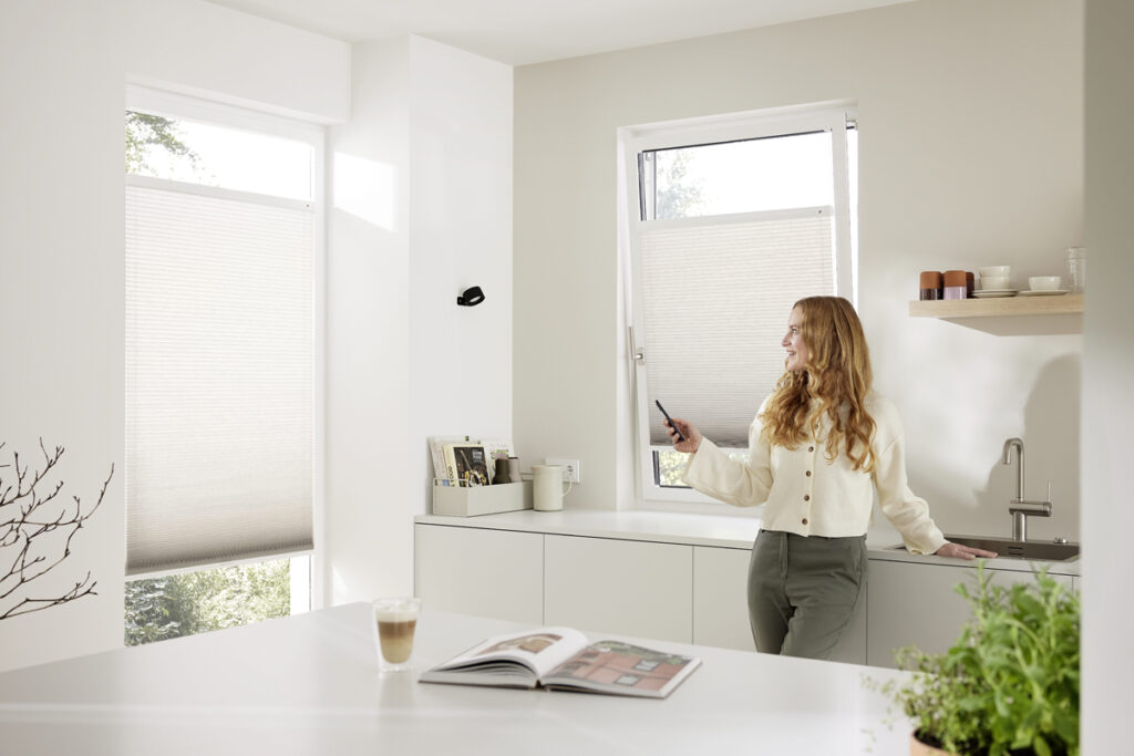Sustav upravljanja DUOMotion™ tvrtke Hunter Douglas kombinira ručno i motorizirano upravljanje sustavima DUETTE® i plissé te omogućuje precizno podešavanje svjetla i sjene / foto: Hunter Douglas