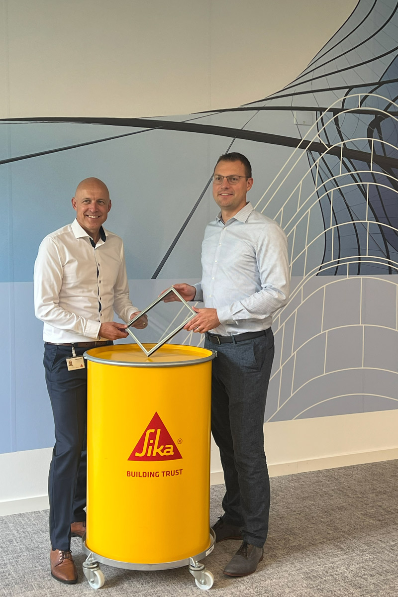 Matthias Bach, glavni direktor tvrtke Swisspacer (desno), i Matthias Hägler, globalni direktor sektora građevnih komponenti u tvrtki Sika (lijevo) / photo: Swisspacer