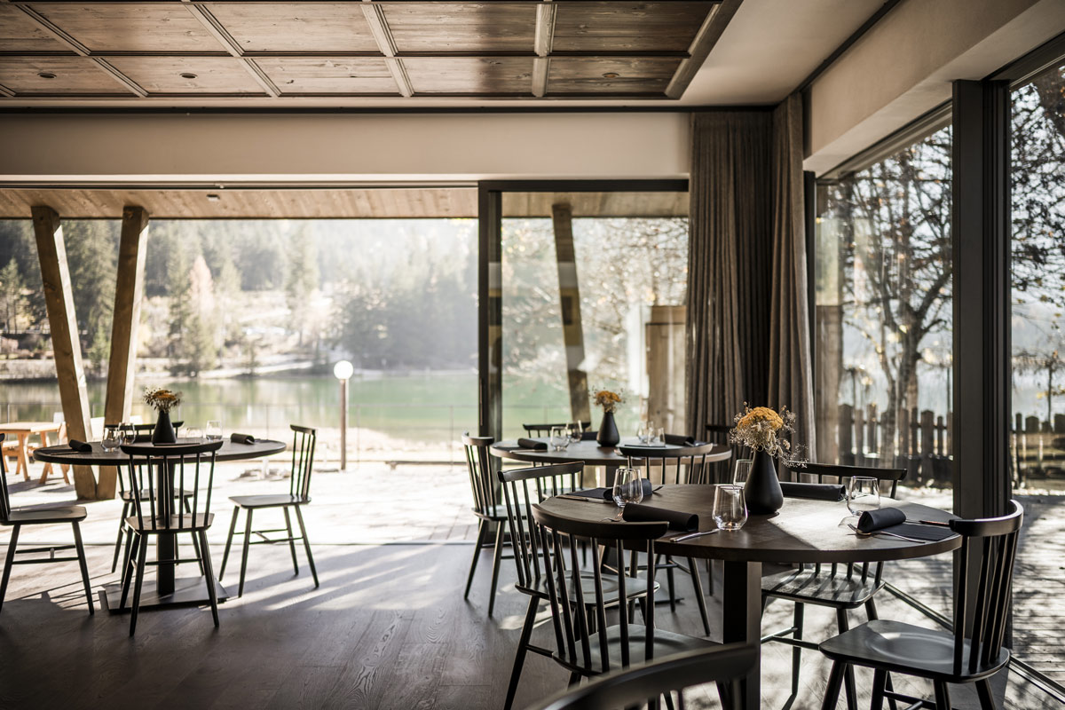 Ostakljenje unosi jezero, šumu i panoramu planina u interijer, čineći krajolik sastavnim dijelom doživljaja restorana / foto: Hannes Niederkofler