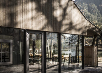 Suvremena arhitektura, prirodni materijali i velike staklene površine karakteriziraju izgled restorana Seeschupfe u Dolomitima Južnog Tirola / foto: Hannes Niederkofler