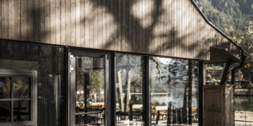 Suvremena arhitektura, prirodni materijali i velike staklene površine karakteriziraju izgled restorana Seeschupfe u Dolomitima Južnog Tirola / foto: Hannes Niederkofler