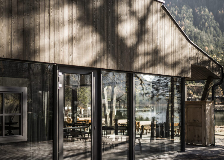 Suvremena arhitektura, prirodni materijali i velike staklene površine karakteriziraju izgled restorana Seeschupfe u Dolomitima Južnog Tirola / foto: Hannes Niederkofler