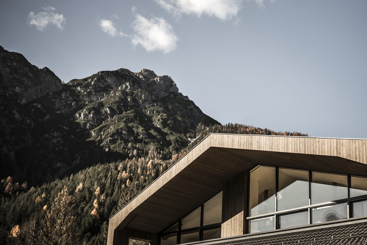 Suvremena arhitektura, prirodni materijali i velike staklene površine karakteriziraju izgled restorana Seeschupfe u Dolomitima Južnog Tirola / foto: Hannes Niederkofler
