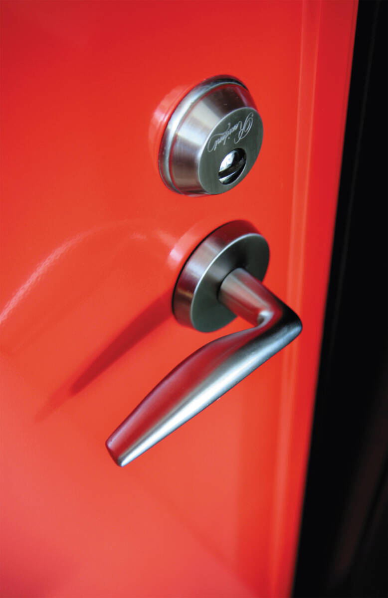 Sigurnosta vrata su izrađena od tvrdog čeličnog lima sa zaštićenim kasa ili cilindričnim bravama